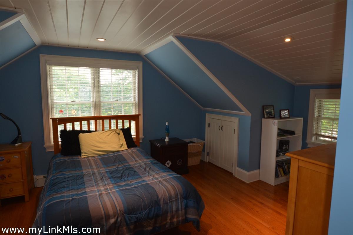 11 Waydale Road Nantucket, MA 02554 - Photo 16 of 24 Third bedroom on the third floor.