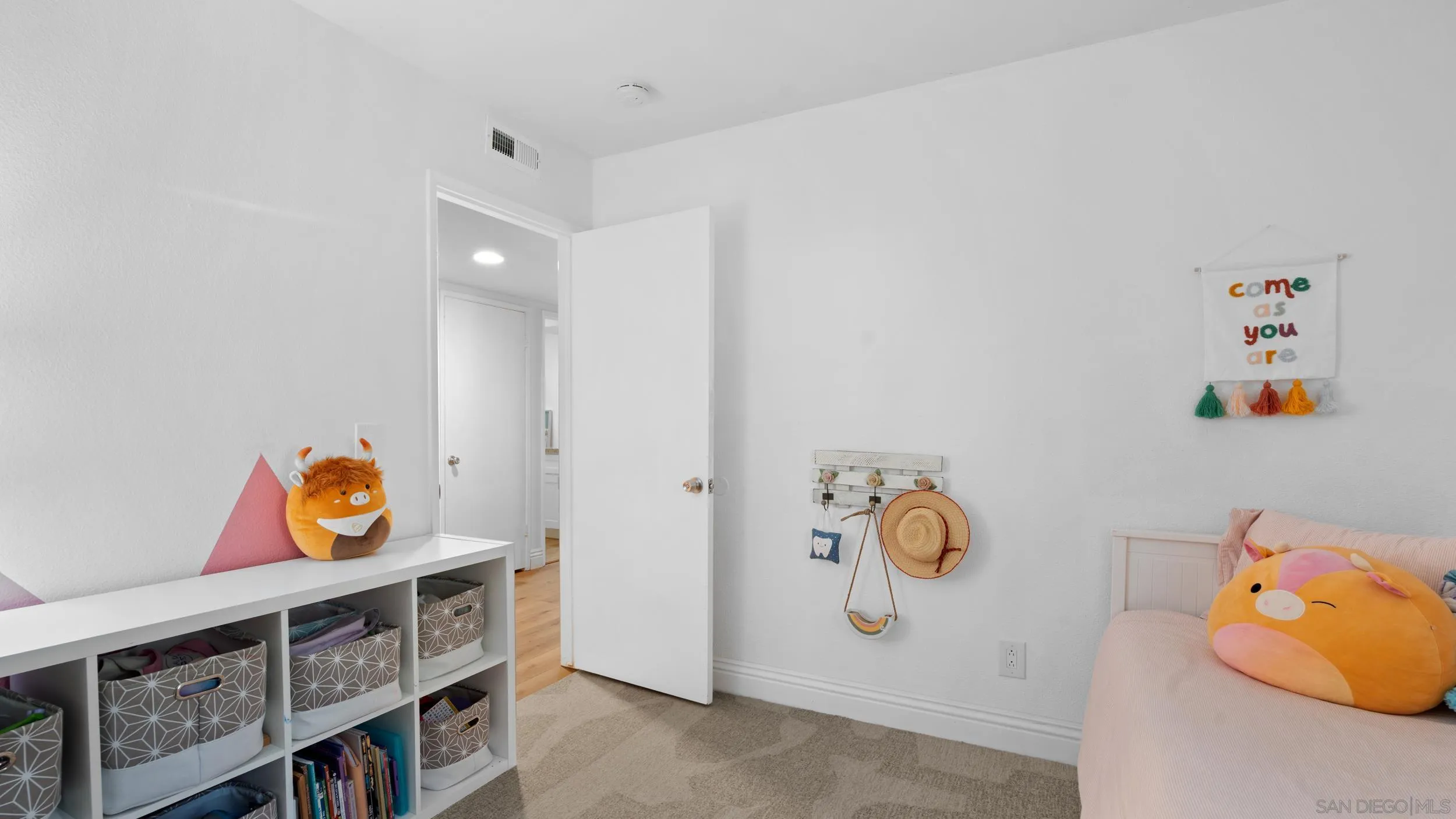 725 Brookstone Road, Unit 101 Chula Vista, CA 91913 - Photo 23 of 31 a view of an entryway with painting on the wall