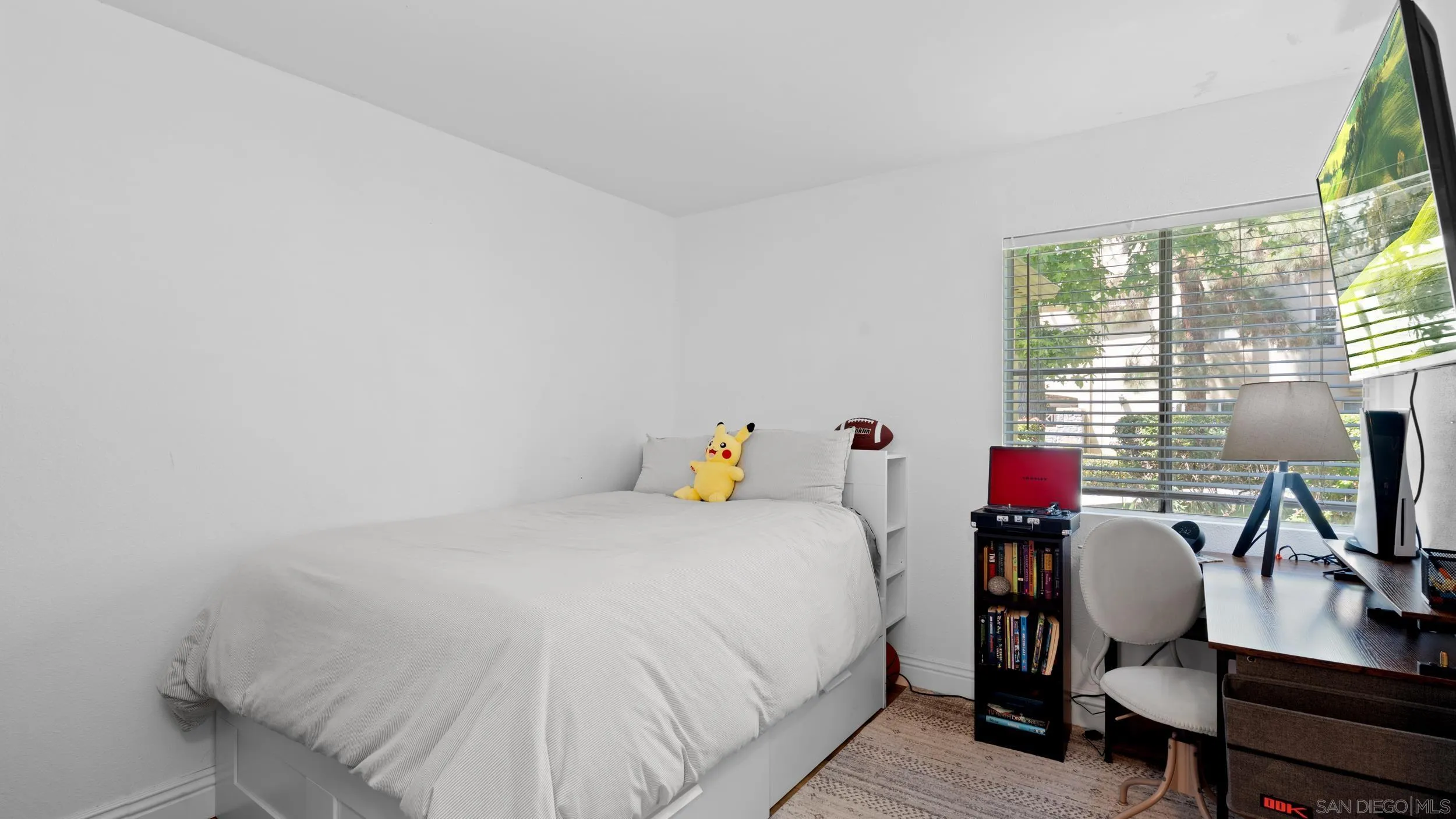 725 Brookstone Road, Unit 101 Chula Vista, CA 91913 - Photo 24 of 31 a bedroom with a bed and large windows