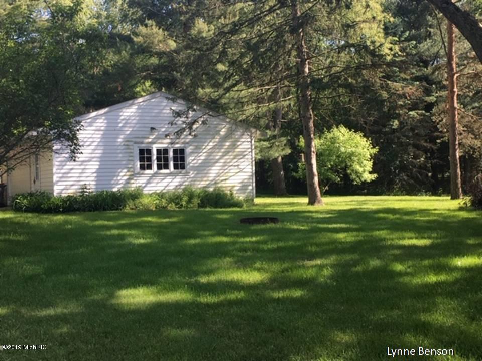 7614 Cascade Road Southeast Grand Rapids, MI 49546 - Photo 4 of 15 Back and Side Yard