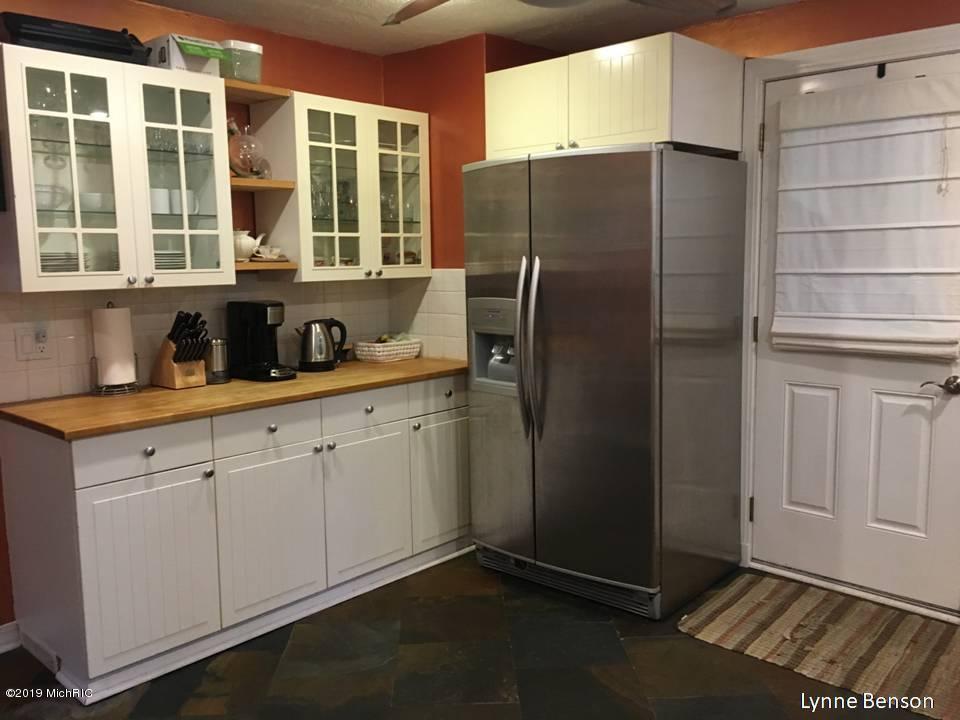 7614 Cascade Road Southeast Grand Rapids, MI 49546 - Photo 5 of 15 Kitchen Counter 7614 Cascade Road Grand