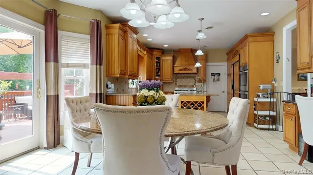 a view of entryway with window