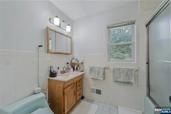$2,900 | 270 Glen Avenue, Dumont, NJ 07628