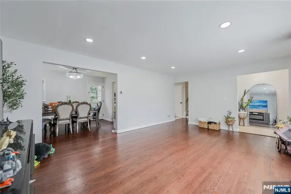 $2,900 | 270 Glen Avenue, Dumont, NJ 07628