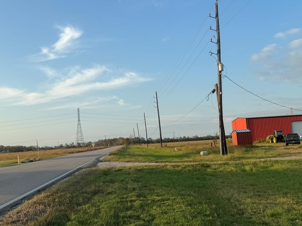 45 County Road 45 Angleton, TX 77515 - Photo 4 of 16 a view of a ocean with a big yard