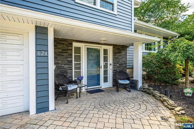 $949,000 | 624 West Drive, Paramus, NJ 07652