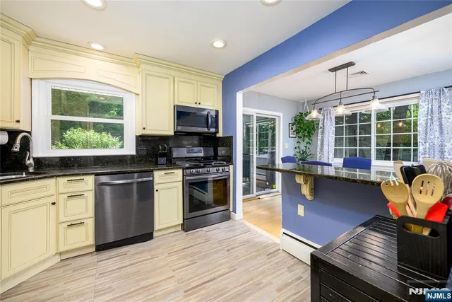 $949,000 | 624 West Drive, Paramus, NJ 07652