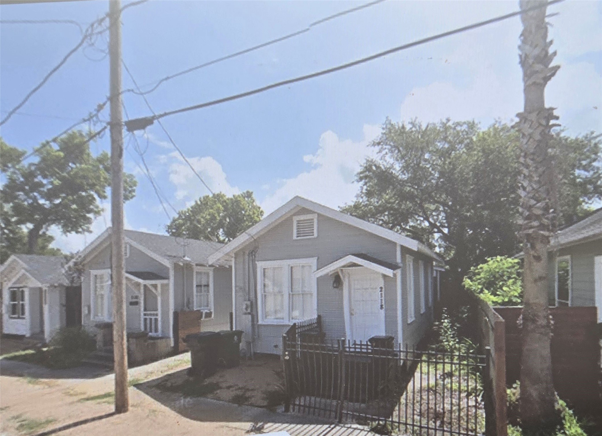 Welcome to 2118 Carter St - home features adorable curb appeal and access to side yard