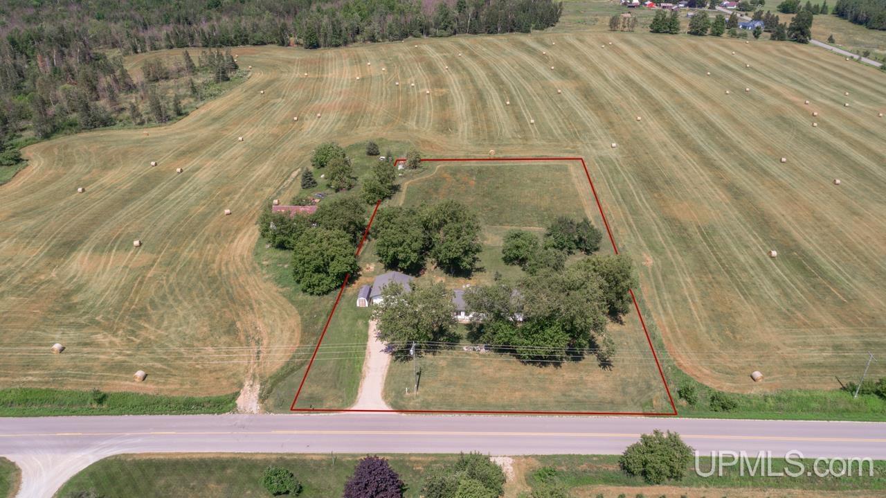 2428 17th Road Escanaba, MI 49829 - Photo 2 of 34