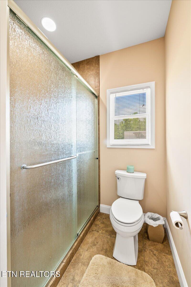 1380 East Norris Point Road La Follette, TN 37766 - Photo 22 of 54 Guest Bath 2 Shower:Toilet