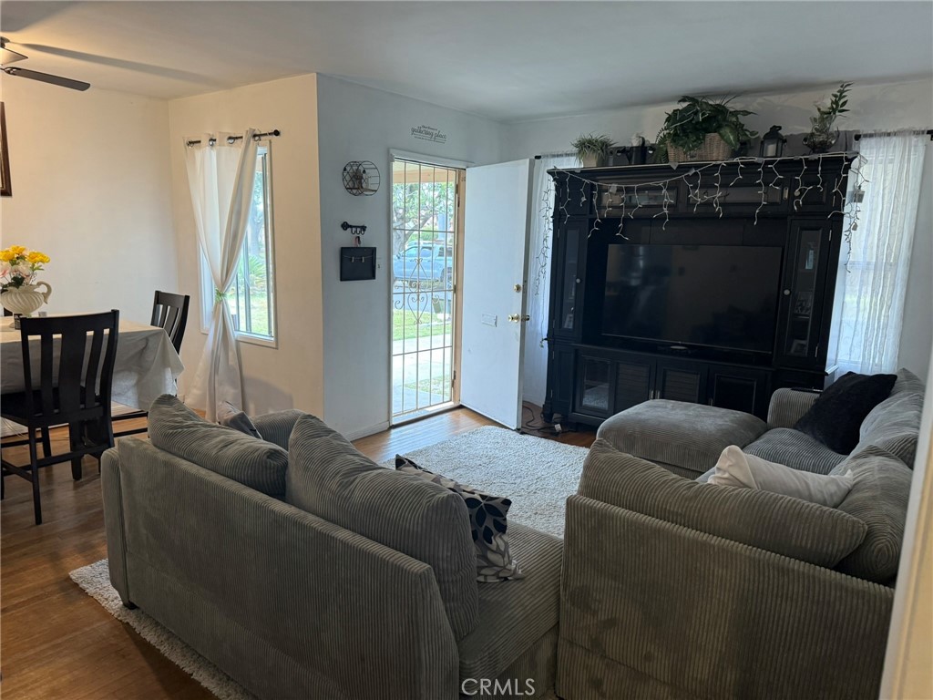 11709 Samoline Avenue Downey, CA 90241 - Photo 5 of 17