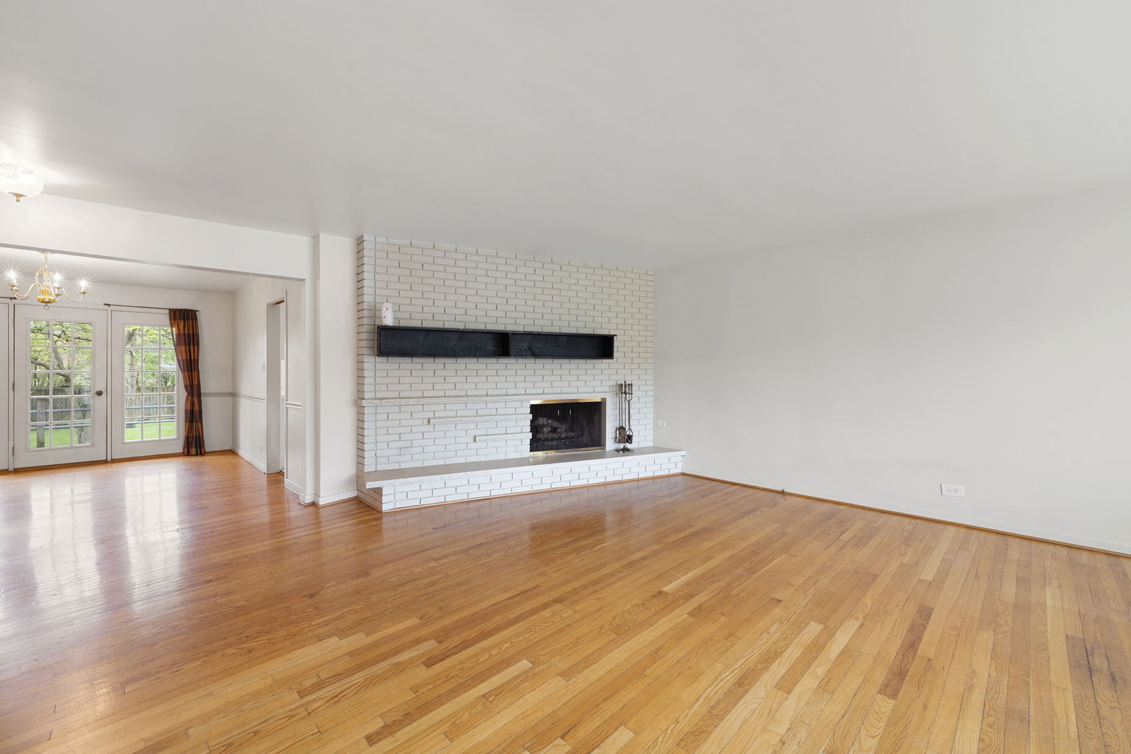 824 Braemar Road Flossmoor, IL 60422 - Photo 4 of 29 a view of empty room with wooden floor and fireplace