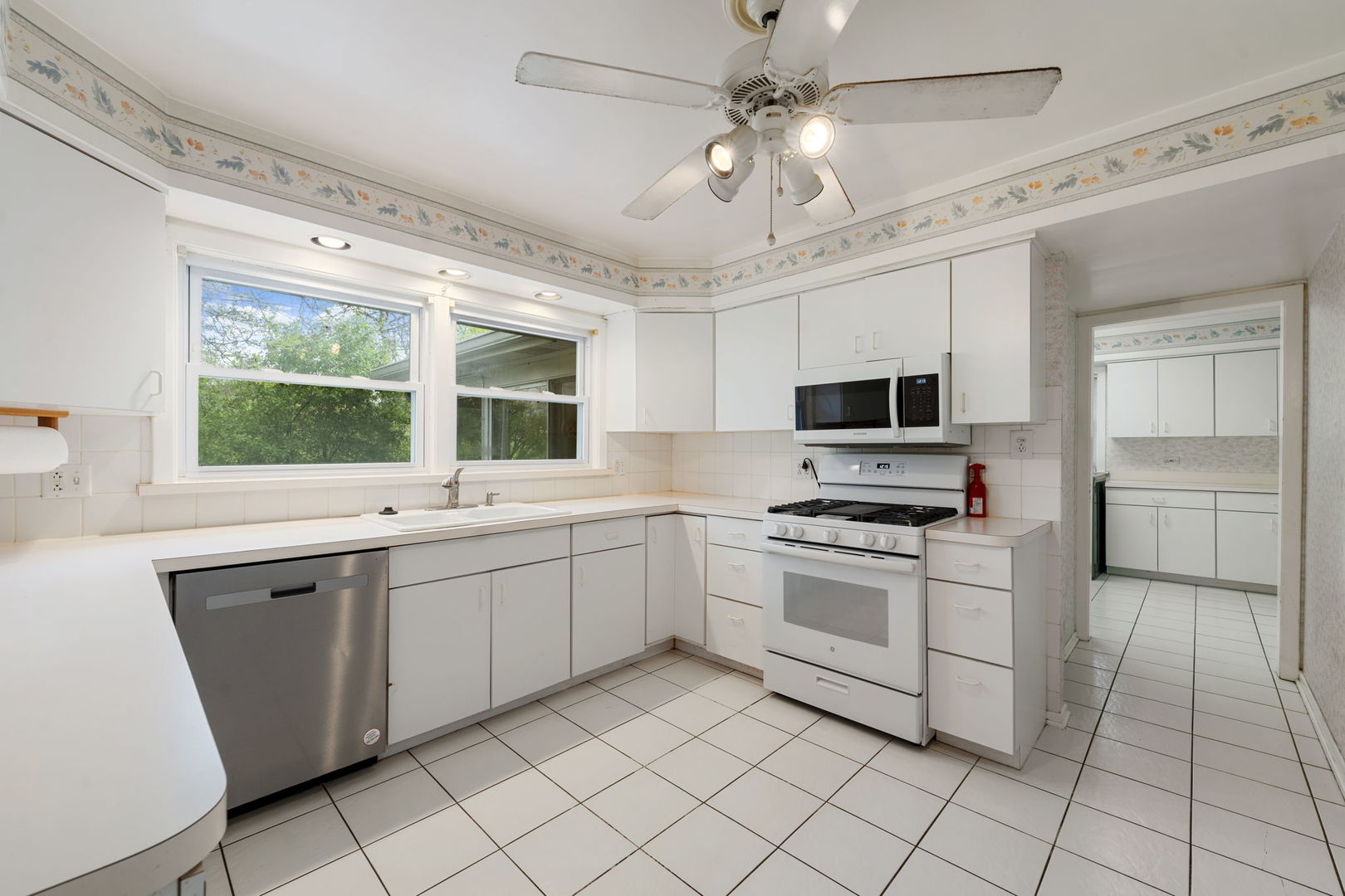 824 Braemar Road Flossmoor, IL 60422 - Photo 5 of 29 a kitchen with a stove sink and microwave