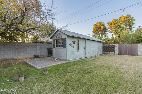 a view of a backyard