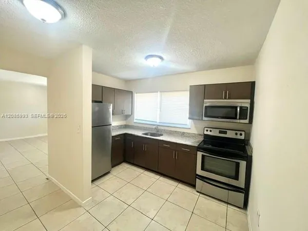 $1,950 | 7626 Northeast 6th Court, Unit 5, Miami, FL 33138