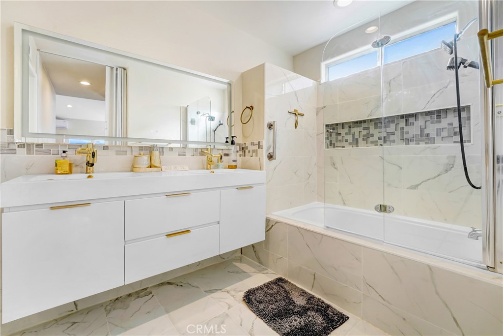 25803 Browning Place Stevenson Ranch, CA 91381 - Photo 11 of 20 a bathroom with a tub sink and mirror