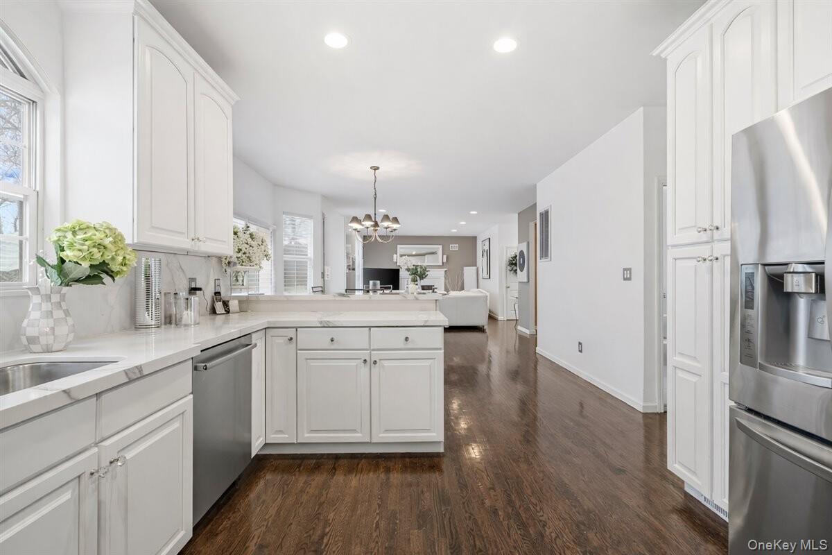 24 Ridge Court Hauppauge, NY 11788 - Photo 13 of 36