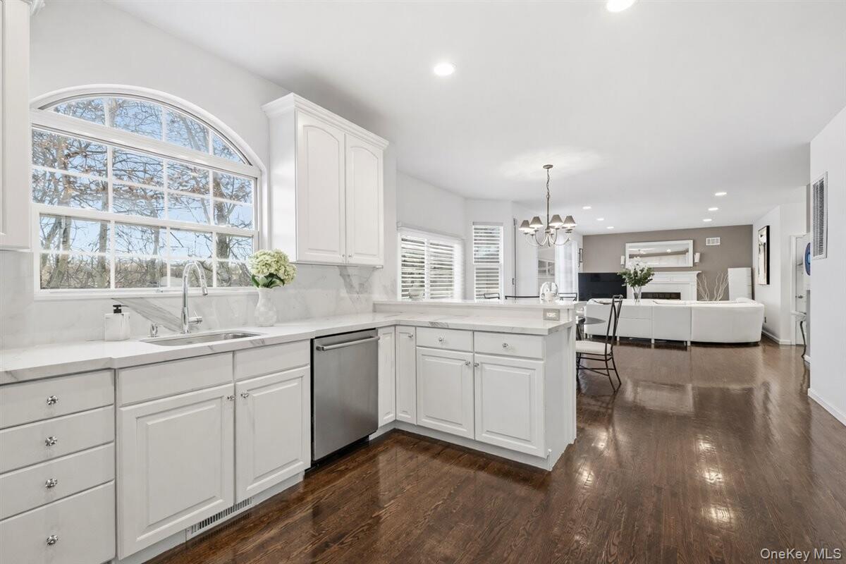 24 Ridge Court Hauppauge, NY 11788 - Photo 15 of 36