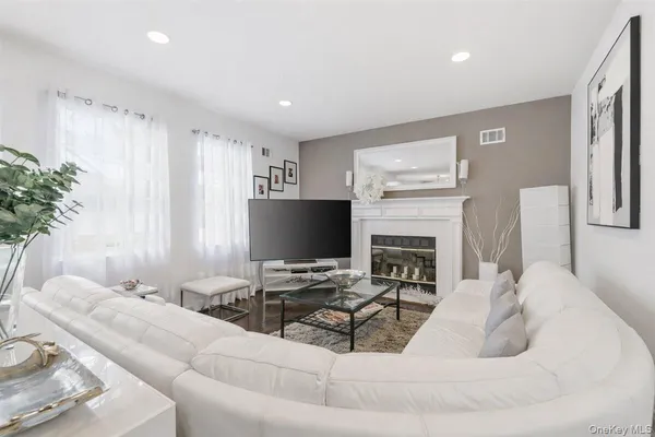 $1,125,000 | 24 Ridge Court, Hauppauge, NY 11788