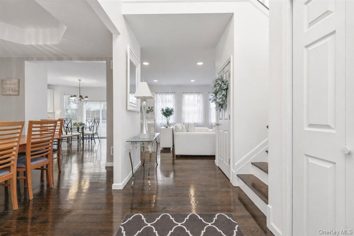 24 Ridge Court Hauppauge, NY 11788 - Photo 8 of 36