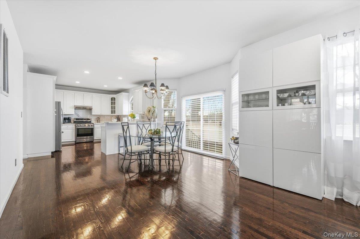 24 Ridge Court Hauppauge, NY 11788 - Photo 10 of 36