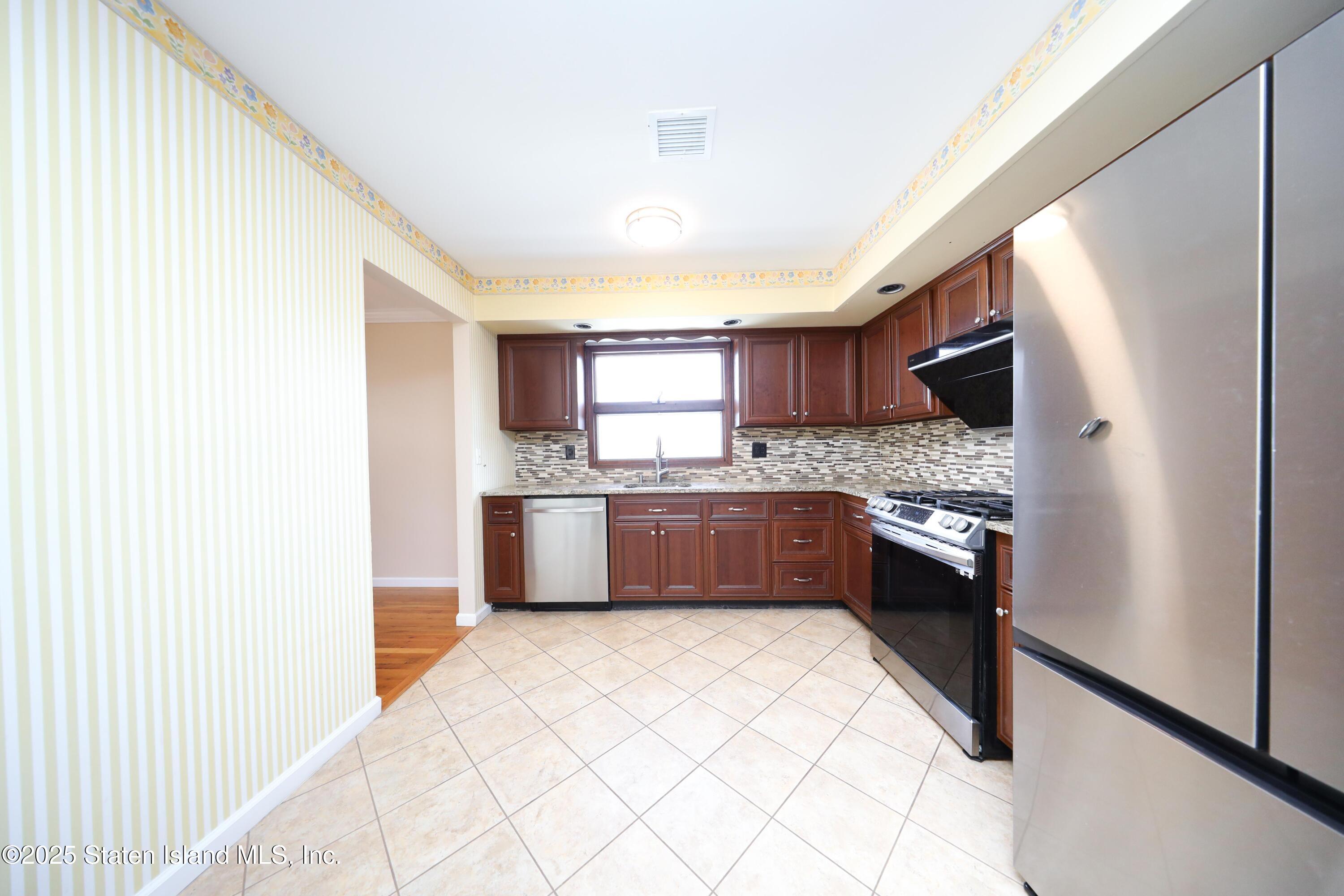 944 Woodrow Road Staten Island, NY 10312 - Photo 11 of 36 651A0022