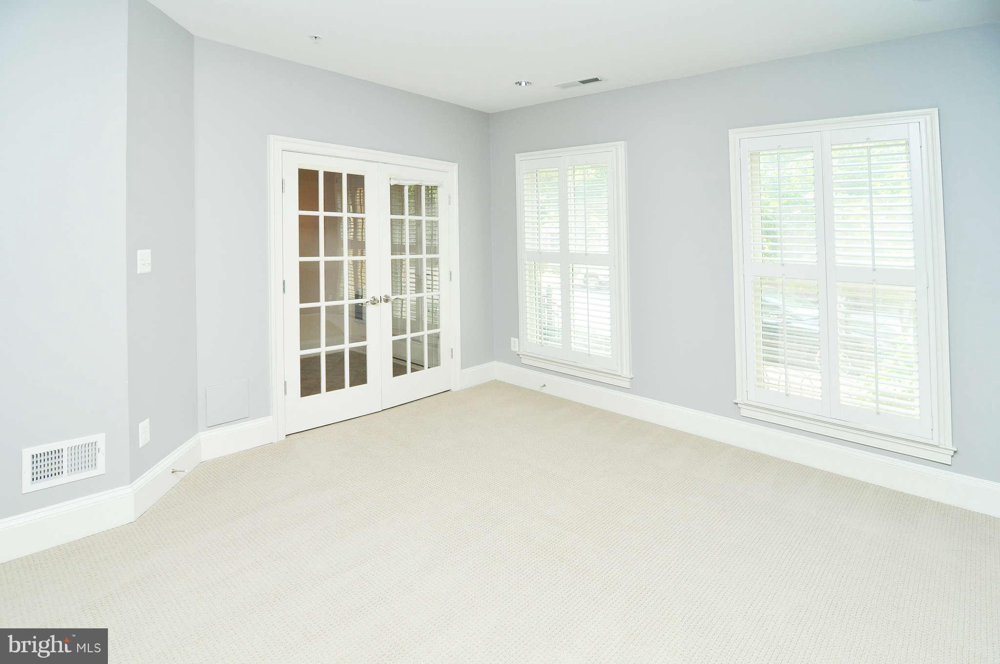 719 Carpenter Road Alexandria, VA 22314 - Photo 3 of 26 an empty room with a window