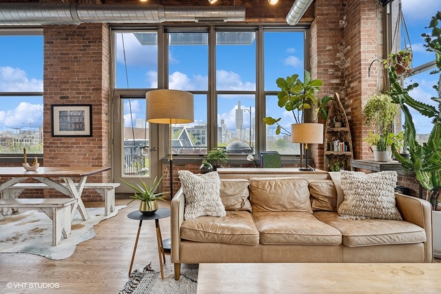 1500 West Monroe Street, Unit 425 Chicago, IL 60607 - Photo 5 of 33 a living room with furniture and a potted plant