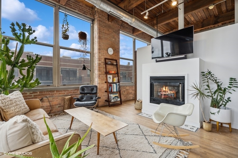 1500 West Monroe Street, Unit 425 Chicago, IL 60607 - Photo 7 of 33 a building outdoor space with patio furniture and potted plants
