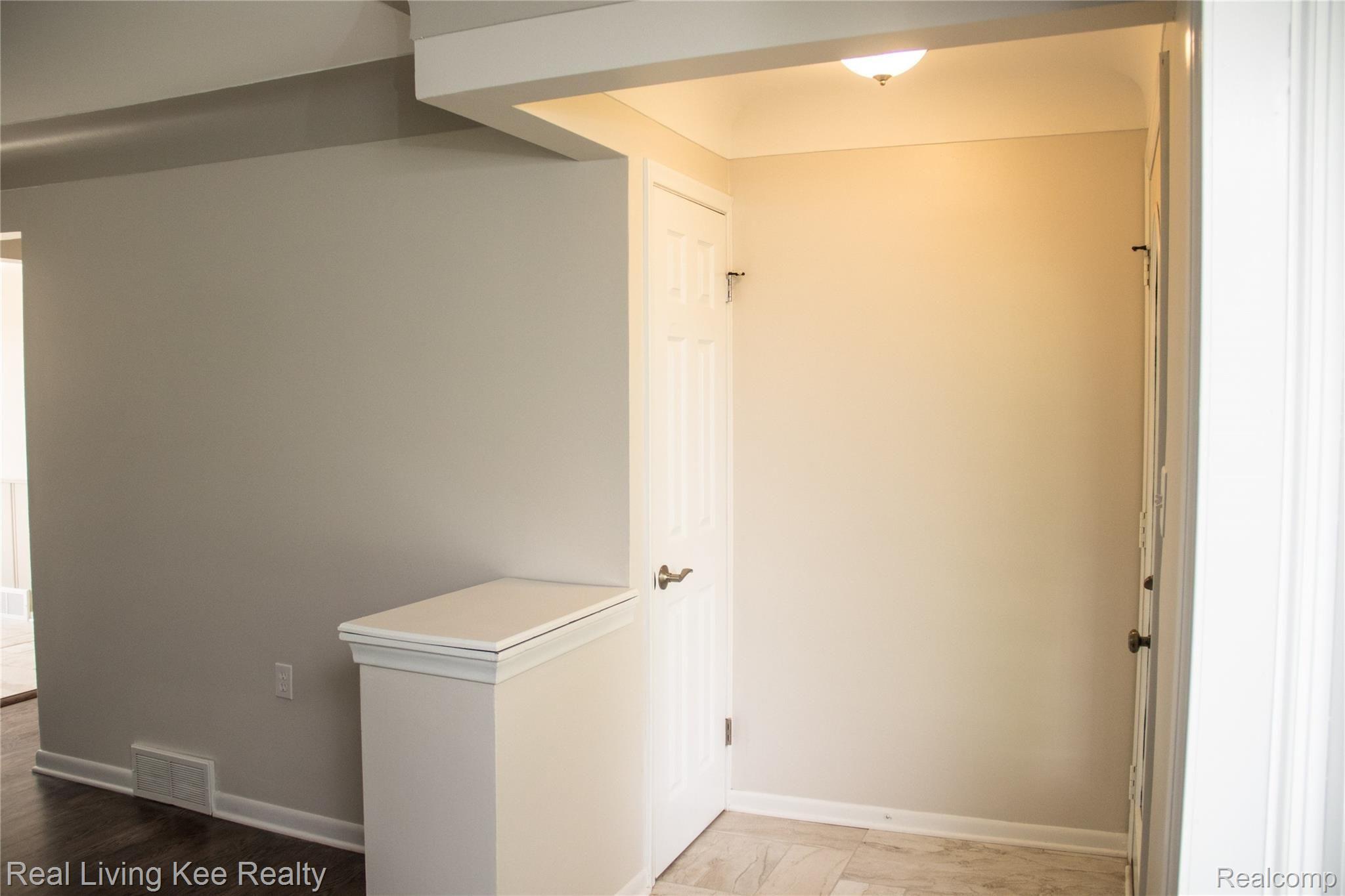 16475 Almont Road Allenton, MI 48002 - Photo 11 of 43 Living room 5.jpg
