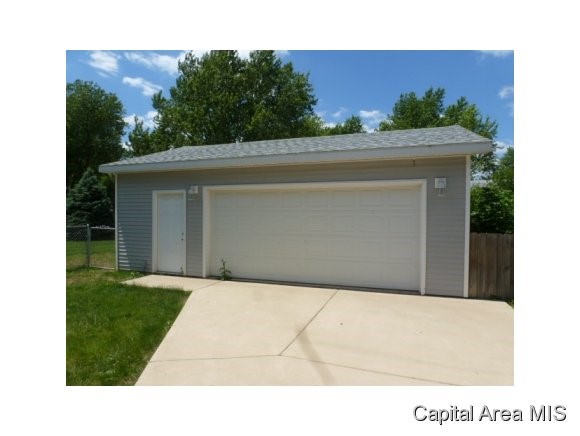 2061 Stonehenge Road Springfield, IL 62702 - Photo 3 of 19