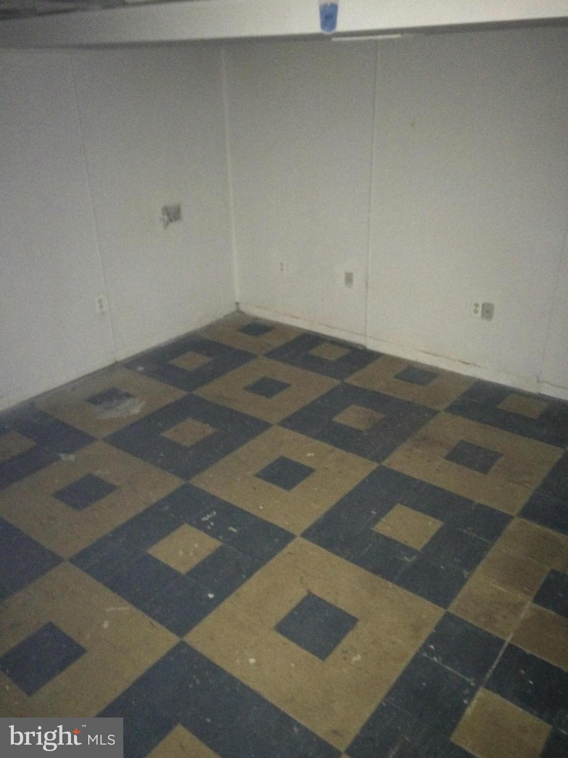 340 Grovethorn Road Baltimore, MD 21220 - Photo 16 of 17 an empty room with a rug