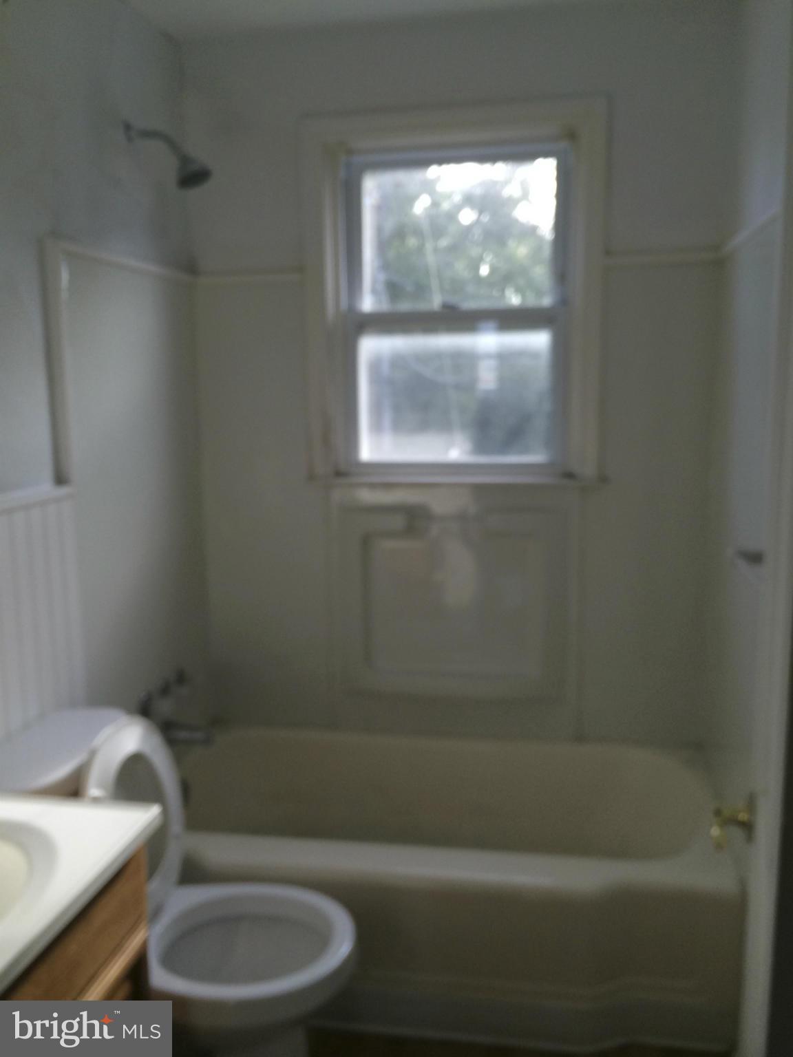 340 Grovethorn Road Baltimore, MD 21220 - Photo 4 of 17 a bathroom with a toilet and a bathtub