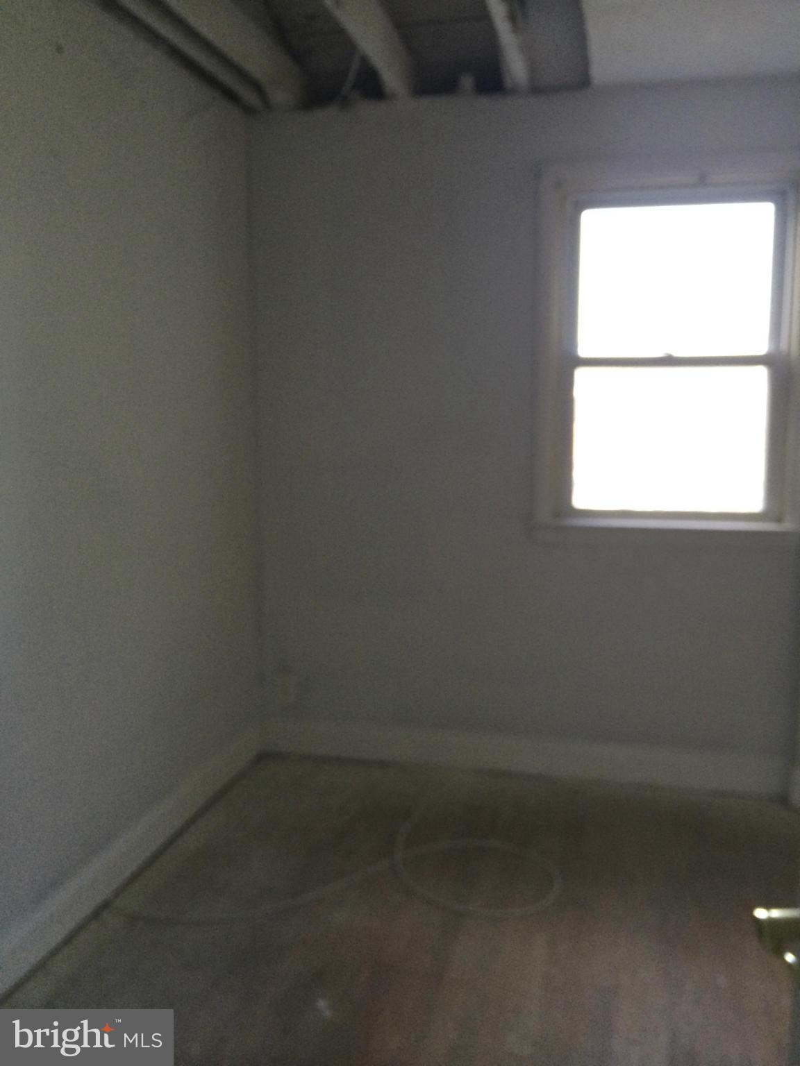 340 Grovethorn Road Baltimore, MD 21220 - Photo 5 of 17 an empty room with a window