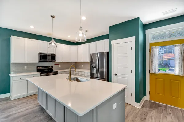 $2,750 | 3988 Hillyard Street, North Charleston, SC 29405