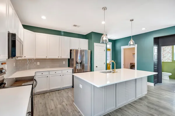 $2,750 | 3988 Hillyard Street, North Charleston, SC 29405
