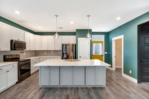 $2,750 | 3988 Hillyard Street, North Charleston, SC 29405
