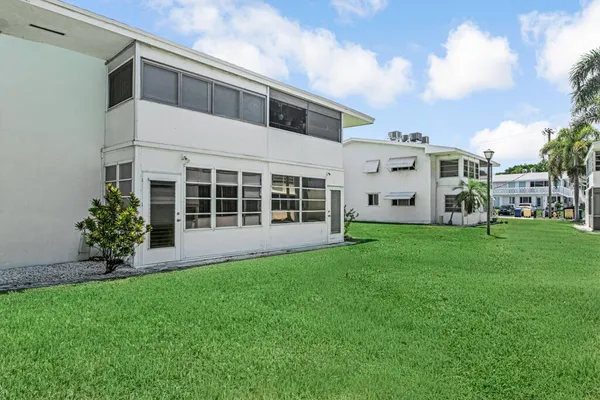 $1,300 | 2004 Lake Osborne Drive, Unit 4, Lake Worth Beach, FL 33461