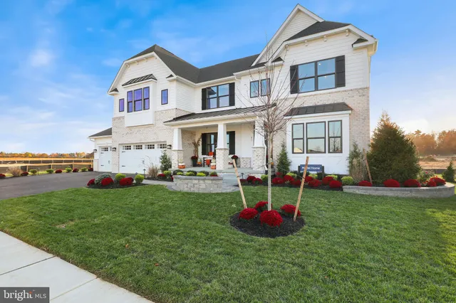 a view of a house with backyard and porch