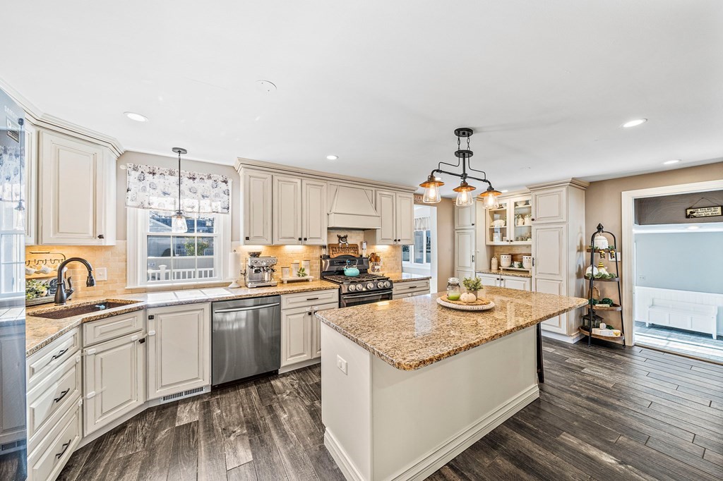 11 Cranmore Road Braintree, MA 02184 - Photo 7 of 42 Gallery Image 7