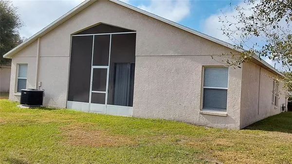 a view of a backyard