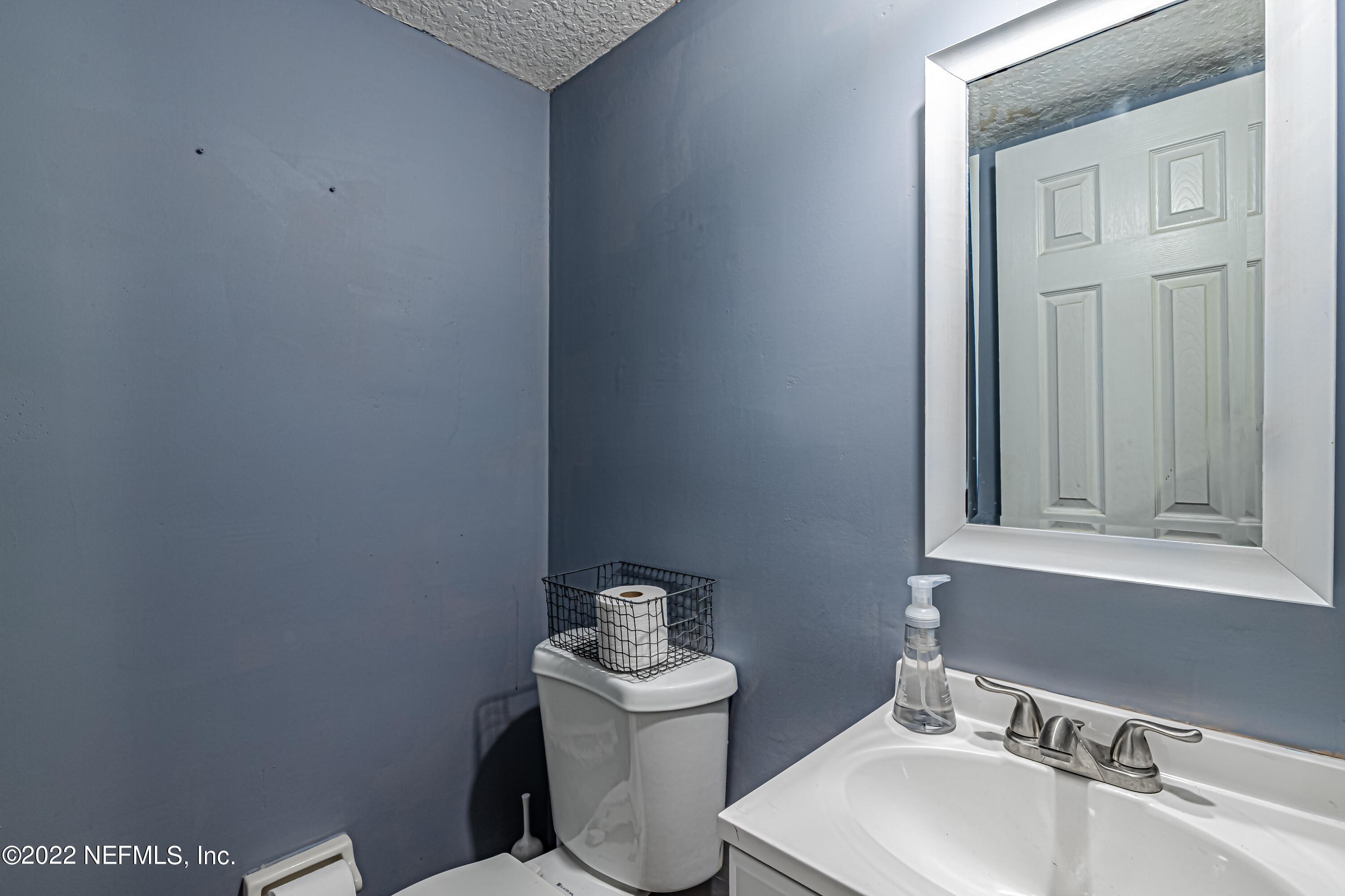 554 George Taylor Street Orange Park, FL 32073 - Photo 20 of 40 a bathroom with a toilet sink and mirror