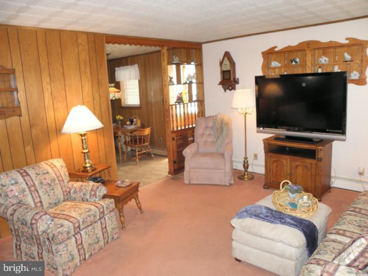1006 Columbus Road Burlington, NJ 08016 - Photo 4 of 13 Family Room