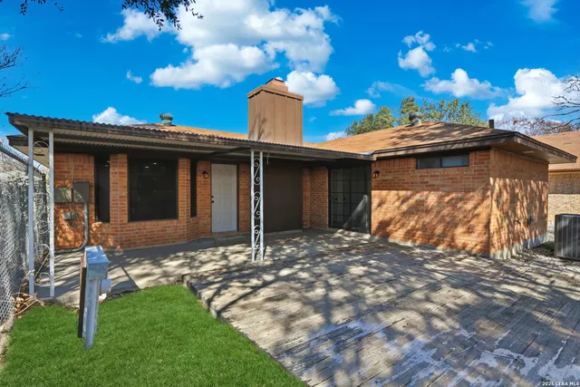 a view of a house with backyard and a garden