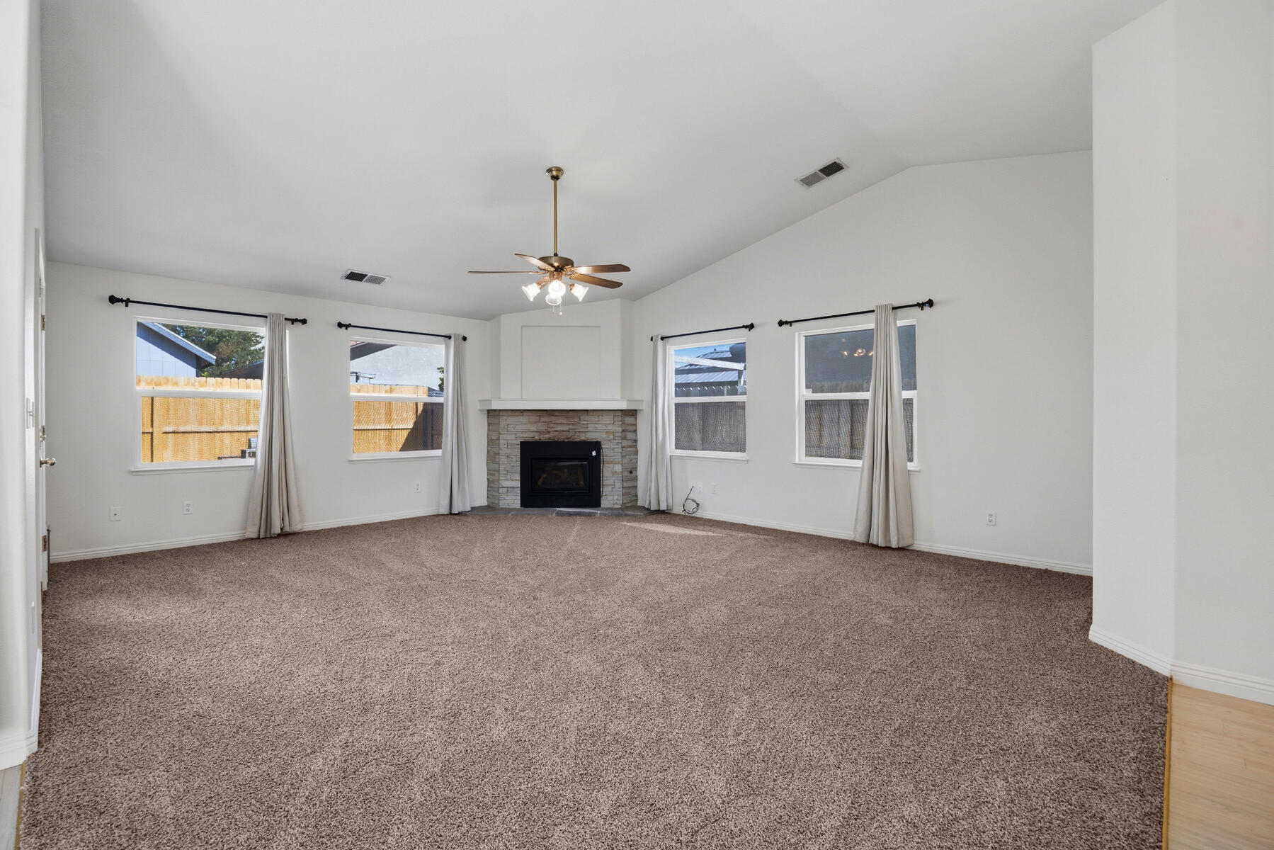 1752 Modoc Avenue Tulare, CA 93274 - Photo 9 of 45 09 - Livingroom (1)