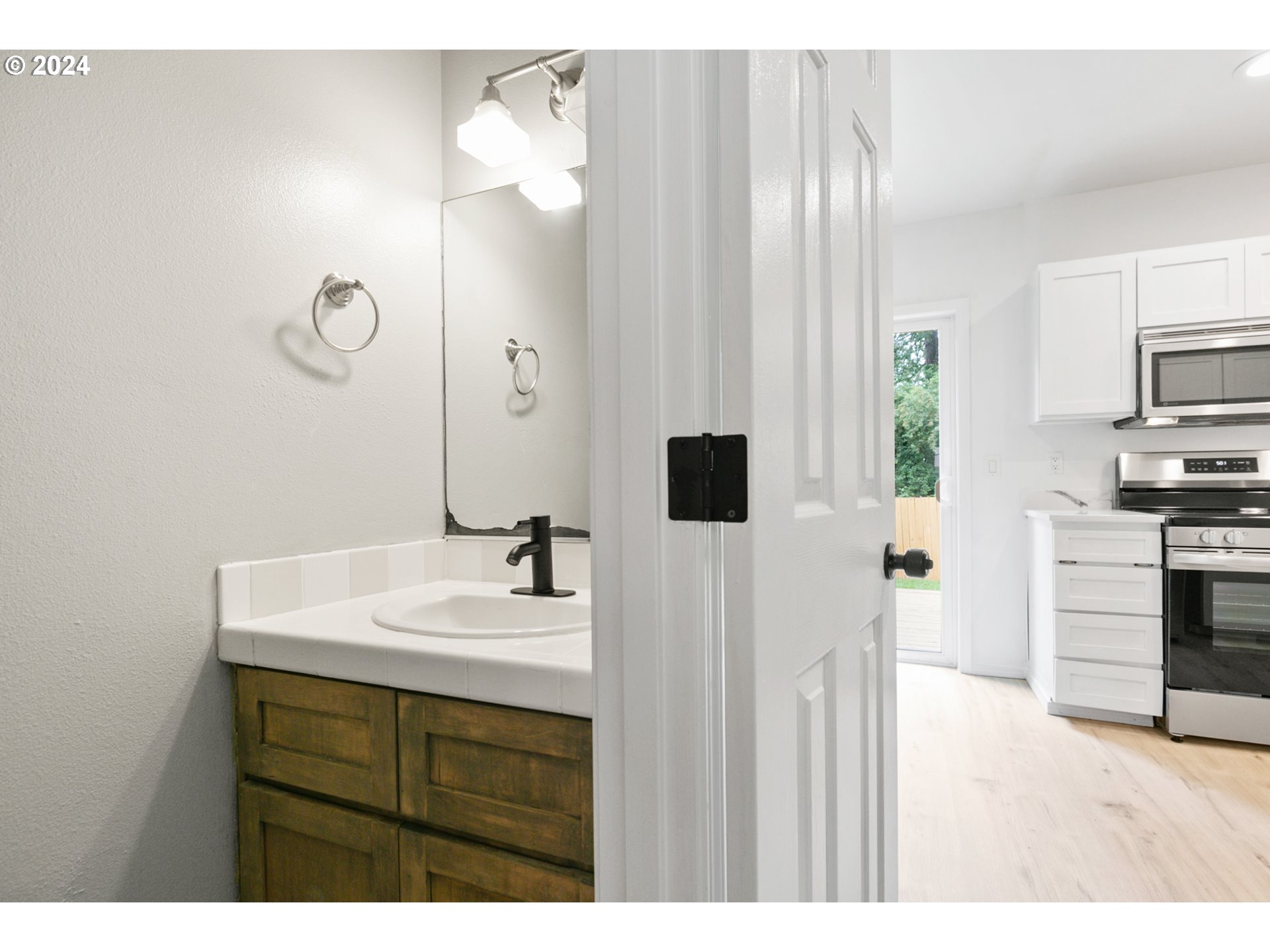 11405 Southwest Greenburg Road Tigard, OR 97223 - Photo 13 of 39 Bathroom