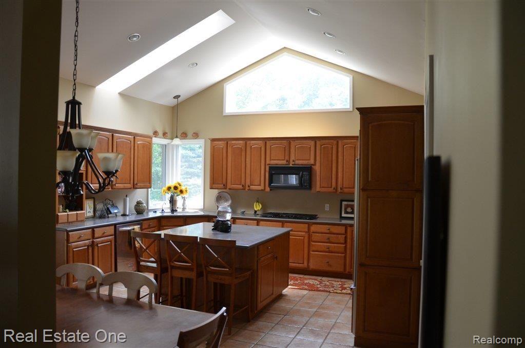60630 Pennington Way Rochester, MI 48306 - Photo 6 of 29 Skylight in Kitchen