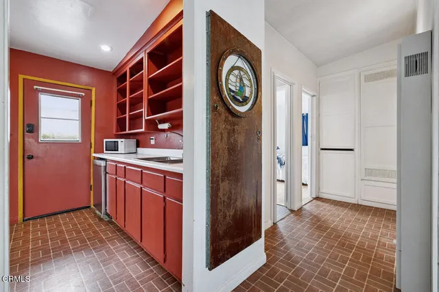 $1,199,000 | 2867 Pierpont Boulevard, Ventura, CA 93001