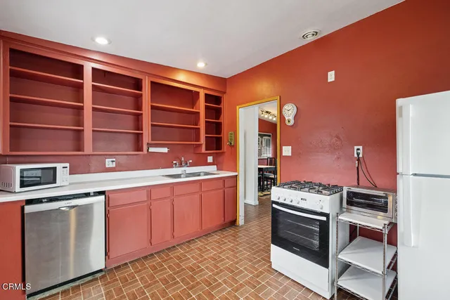 $1,199,000 | 2867 Pierpont Boulevard, Ventura, CA 93001