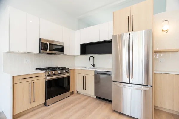 $3,395 | 2042 West Irving Park Road, Unit 205, Chicago, IL 60618